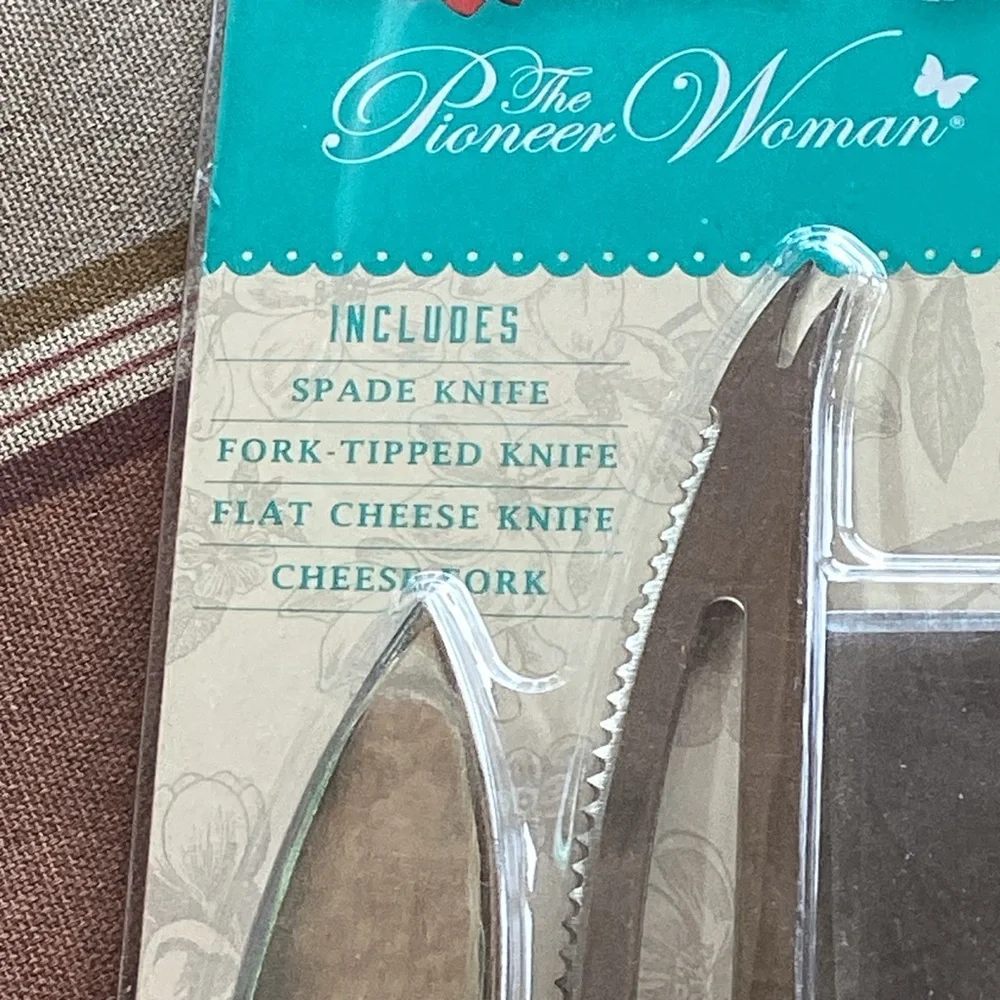 NWT  The Pioneer Woman Red and Green Cheese Serving Utensils‎